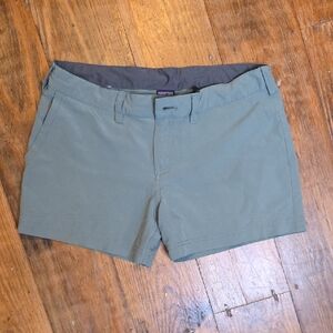 Patagonia Women's Sage Green Cargo Shorts Size 2